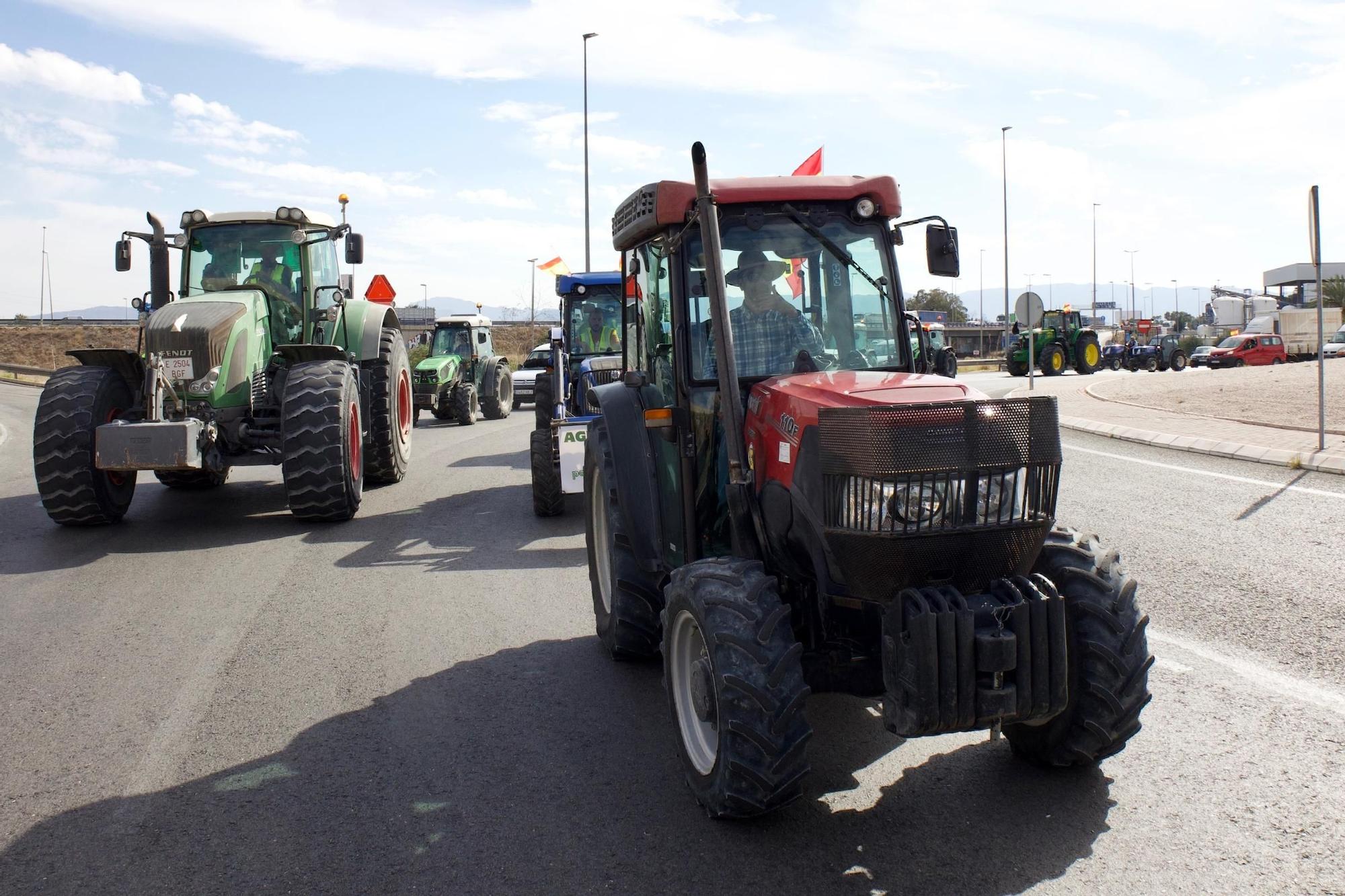 Las imágenes de la protesta de agricultores que ha colapsado el tráfico en Murcia