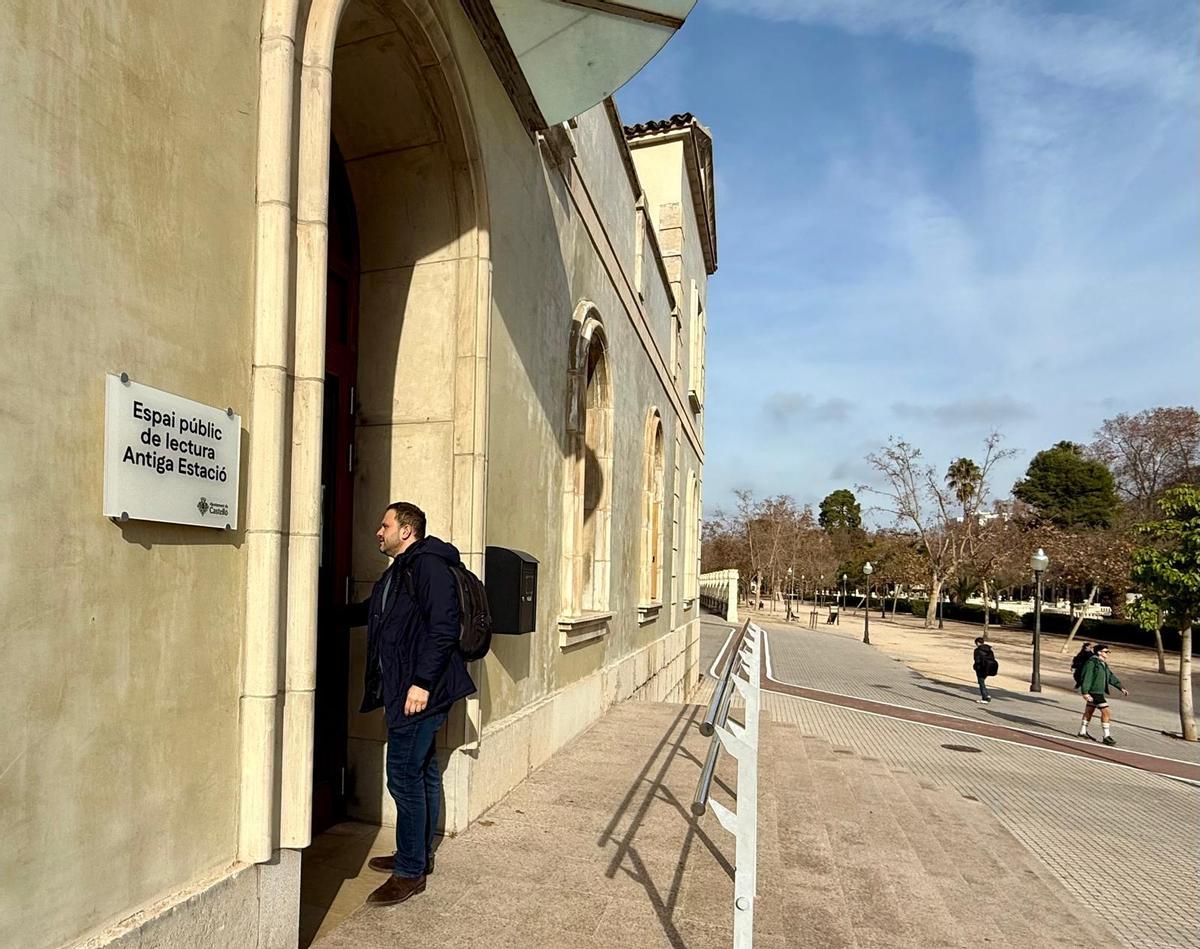 José Luis López en la puerta del espacio de lectura de la Antigua Estación de Castelló.