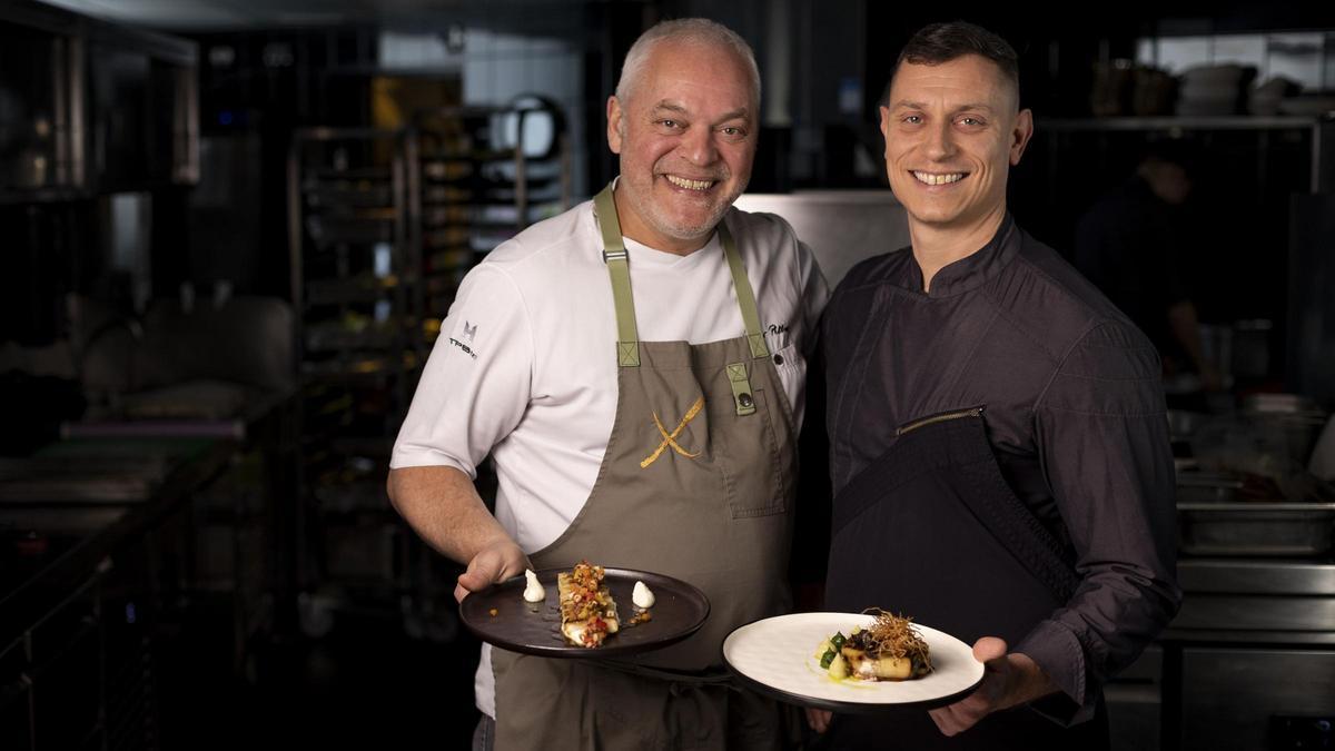 Xavier Pellicer y Stefano Pinna, con los platos que sirven en Fire.