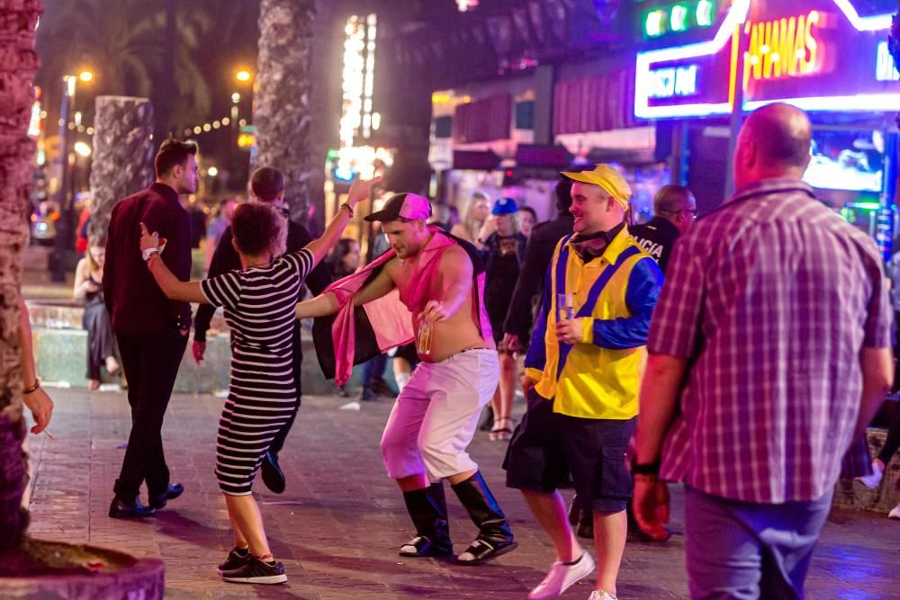 Los turistas ingleses desafían al coronavirus en Benidorm.