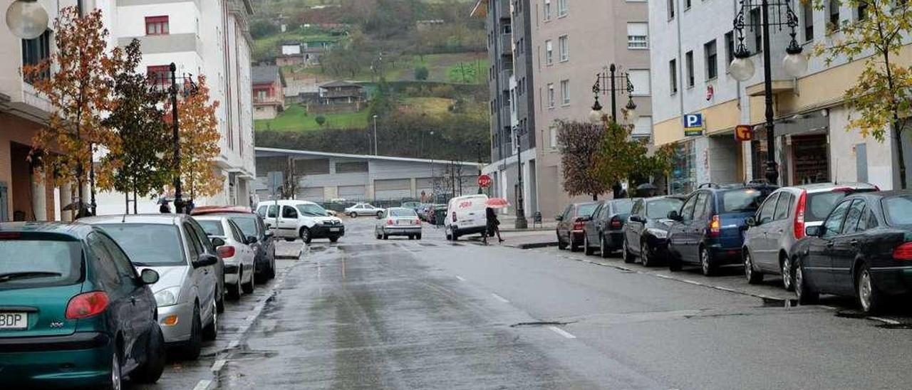 La calle Belarmino Tomás, en la que se instalarían dos tramos de pasarelas mecánicas para conectar las dos estaciones ferroviarias de La Felguera.