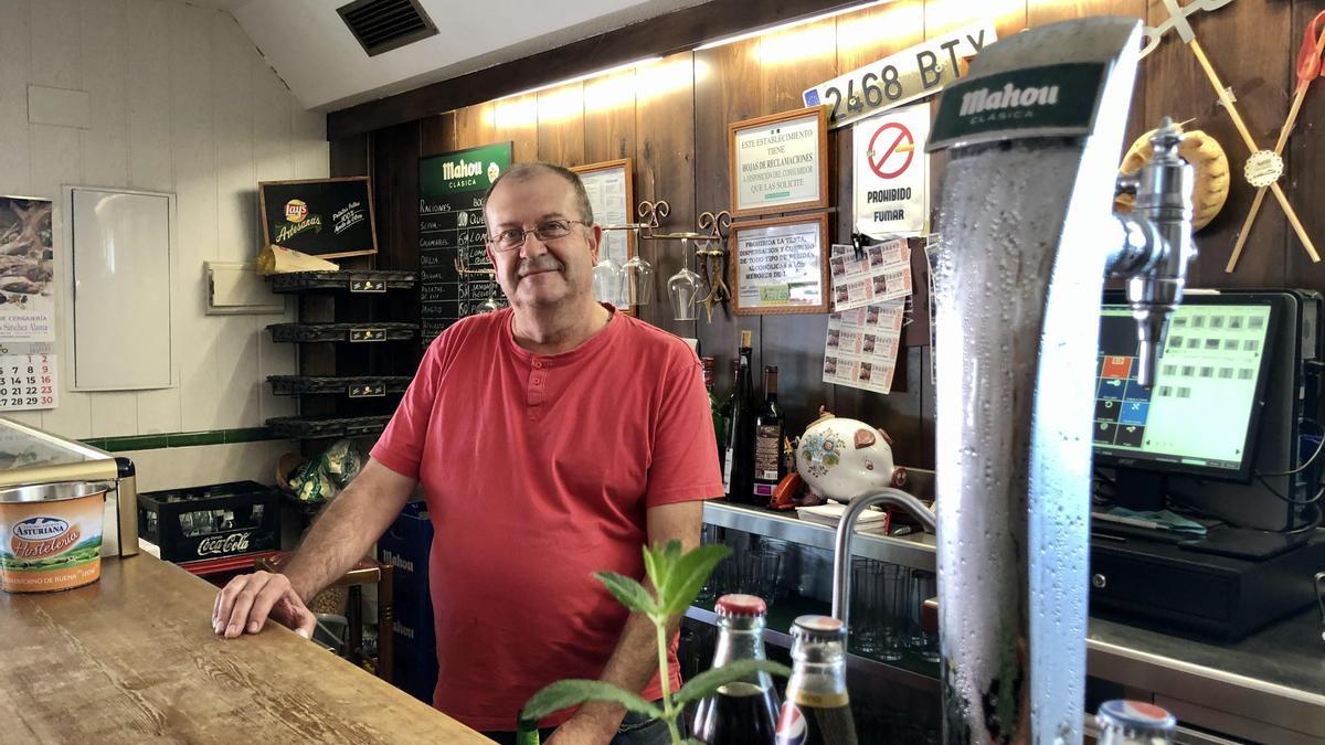 Gabriel Chico Aragón en la barra de su bar de Villar del Pedroso.