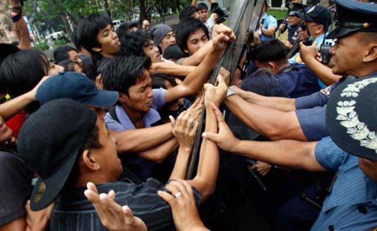 Enfrontaments entre protestants i policia a les portes de l’ambaixada nord-americana de Manila (Filipines). Les maniobres militars conjuntes entre els Estats Units i les Filipines han desencadenat protestes al país asiàtic.