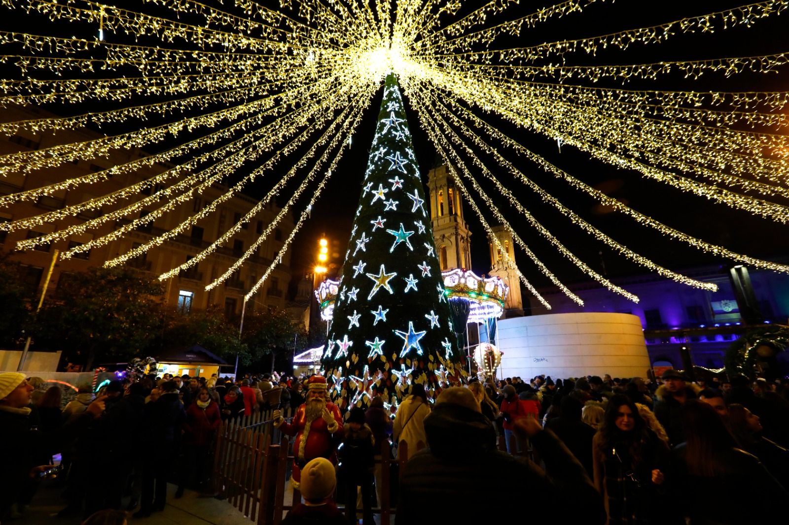 Ni el frío ni el puente pueden con el mercadillo navideño de la plaza del Pilar