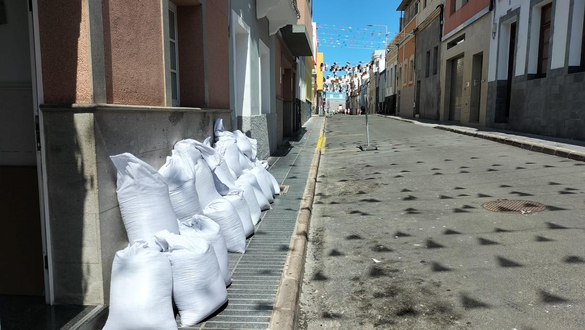 Así preparan las alfombras de La Isleta