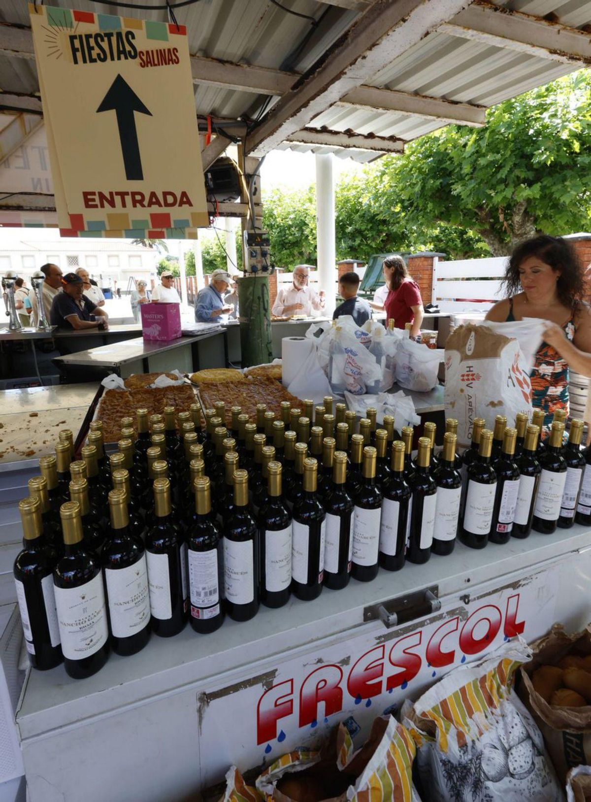 Un momento del reparto del bollo en las fiestas del Carmen. | MIKI LÓPEZ