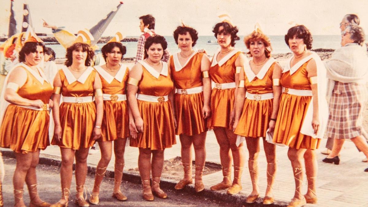 De izquierda a derecha, Manuela González, María Elena Machín, Juana Saavedra,Carmen Perez, Cena Martín, Gloria Hernández, Aurea Mauri y Mari Carmen Elvira en 1983 en la zona de la playa de El Reducto (Arrecife)