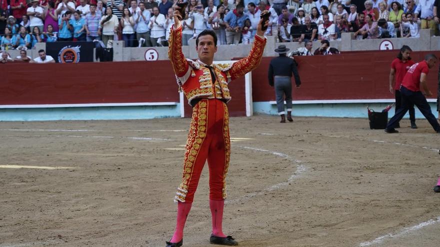 Luque muestra sus trofeos en un anterior festejo en la ciudad