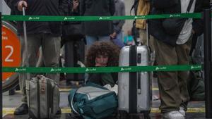 Caos y aglomeraciones en la estación de Sants