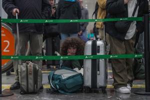 Caos y aglomeraciones en la estación de Sants