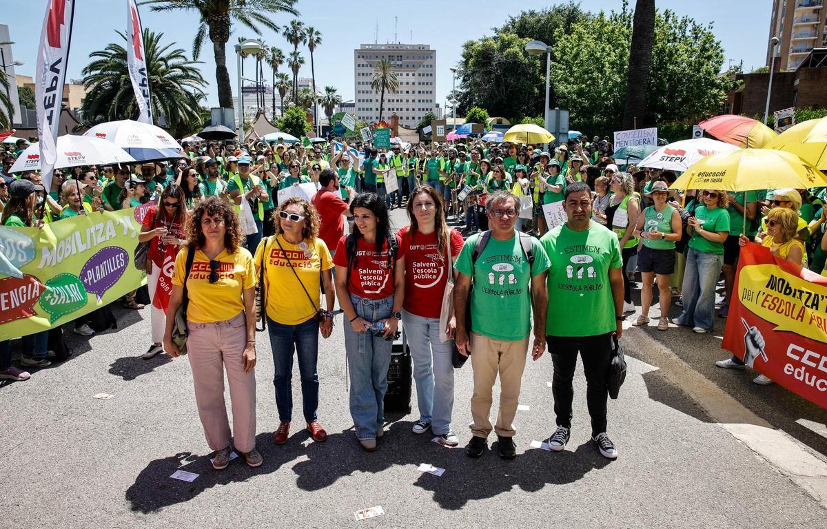 Los representantes sindicales de STEPV, UGT y CC OO antes de la reunión de este martes con Educación