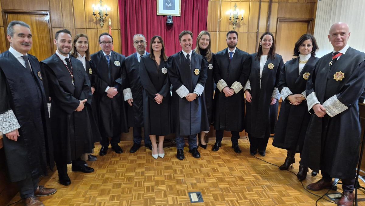 Foto de familia para recibir a Cintia Muñoz, María Clara Mas y Norberto Izquierdo.