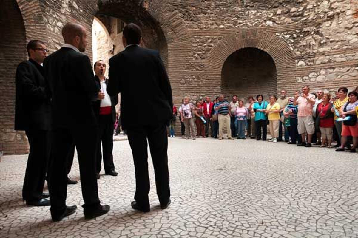 Músicos locales cantan &quot;a cappella&quot; en el palacio de Diocleciano.