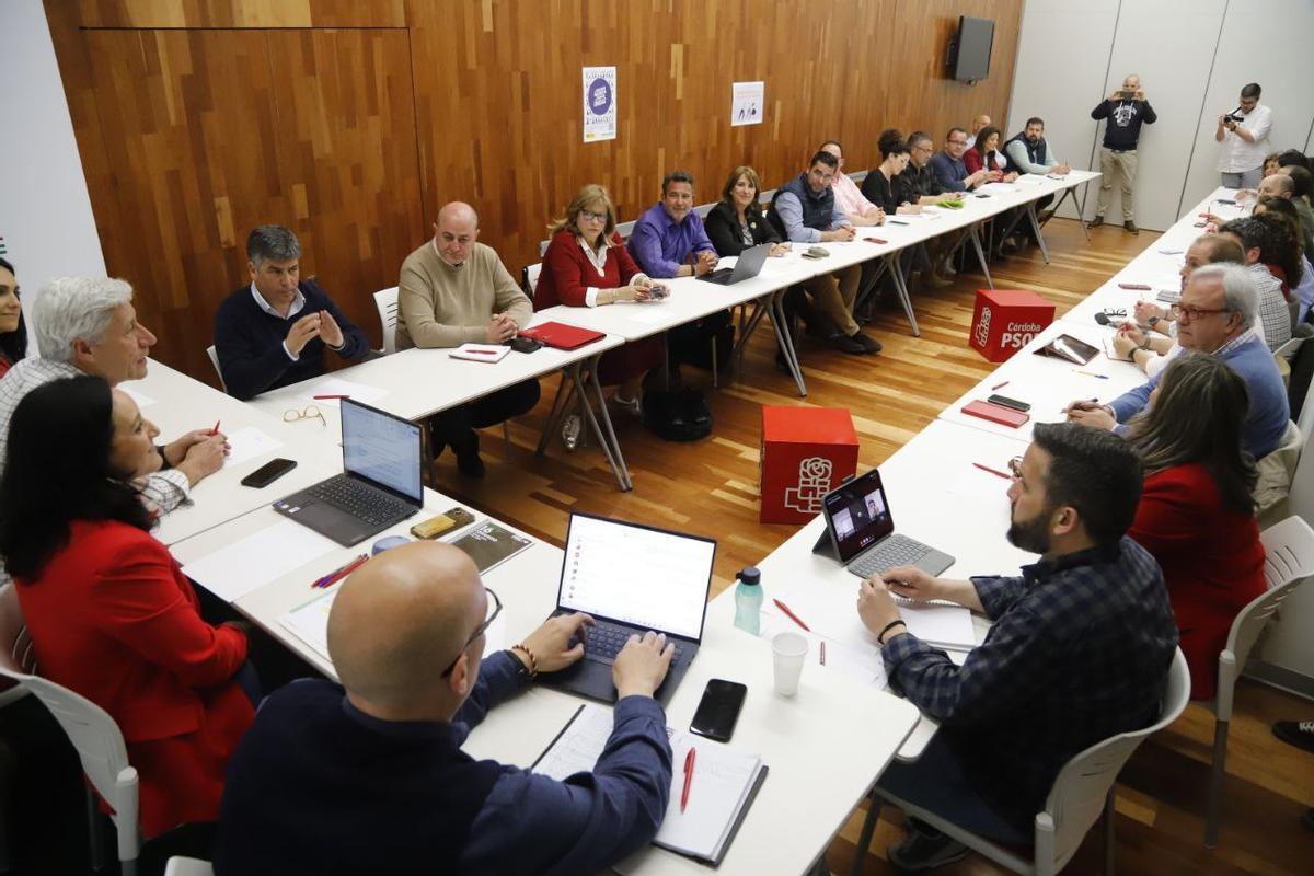 Crespín estrena etapa en el PSOE de Córdoba con una caja de bombones y una moción contra los aranceles de Trump
