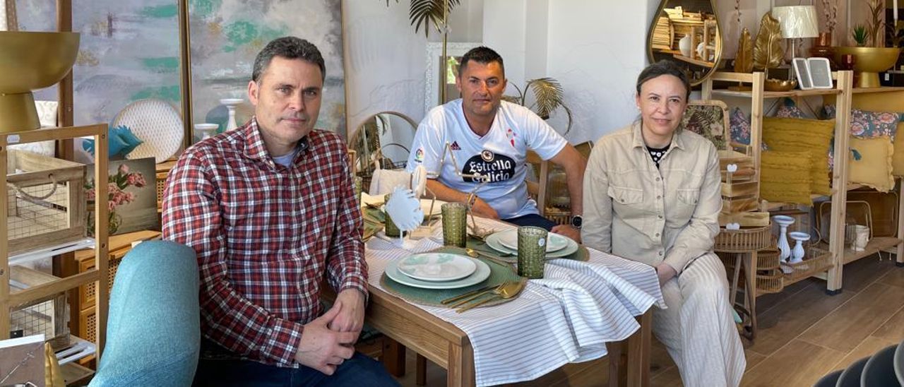 Eduardo Abad, en el centro, con Lina Pérez Ferro y Félix Pérez Sar, propietarios de Flips. |   //  FDV