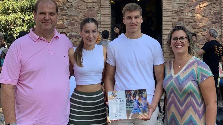 La comisión de Ingeniero Vicente Picho, con su fallero ilustre