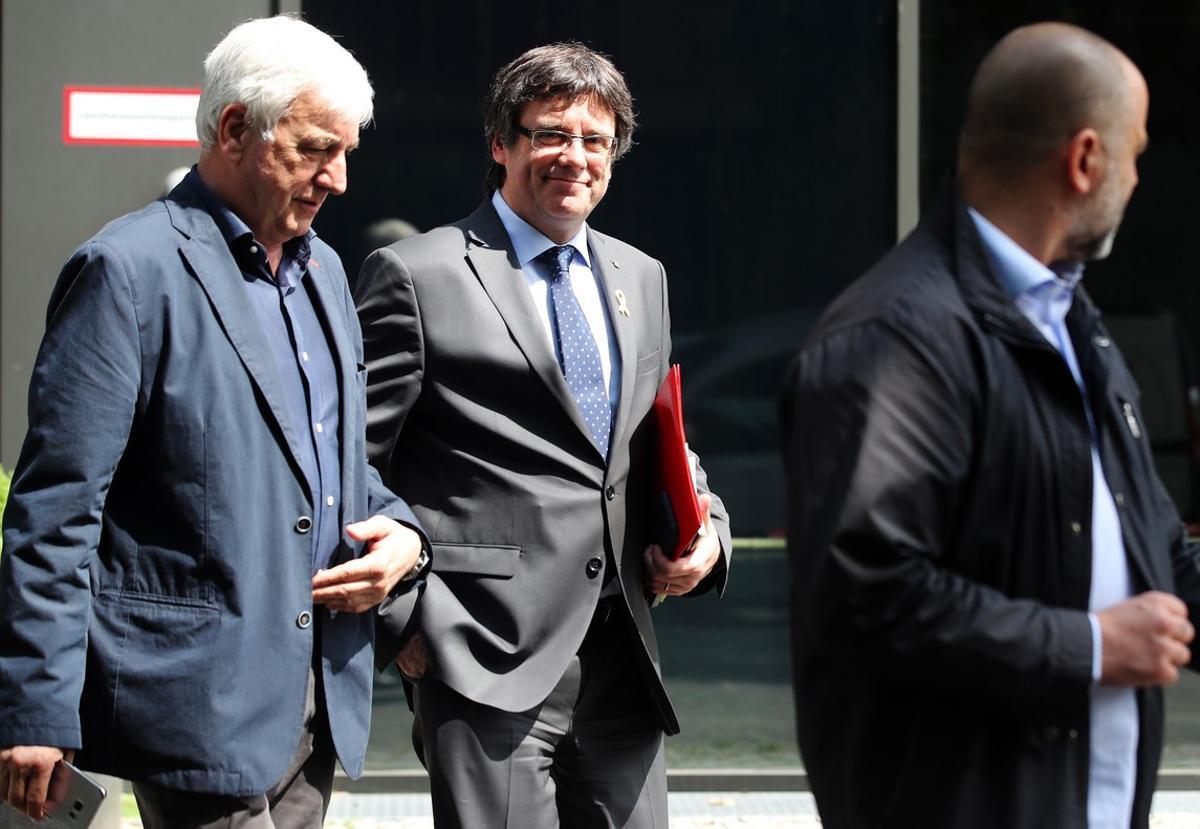 EPA4062. BERLÍN (ALEMANIA), 17/05/2018.- El expresidente de la Generalitat catalana Carles Puigdemont (C) y el empresario Josep Maria Matamala (izq) a su salida tras dar una rueda de prensa posterior a la reunión mantenida con seis eurodiputados de la Plataforma EU-Catalonia Dialogue en Berlín (Alemania) hoy, 17 de mayo de 2018. EFE/ Felipe Trueba