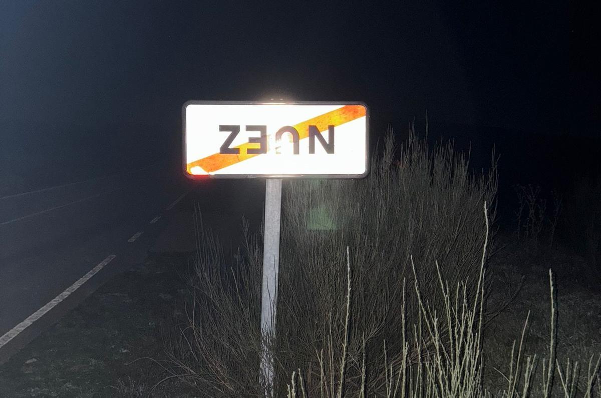 Los pueblos de Zamora, del revés: la protesta de los agricultores que pone "patas arriba" los letreros Los pueblos de Zamora, del revés: la protesta de los agricultores que pone "patas arriba" los letreros