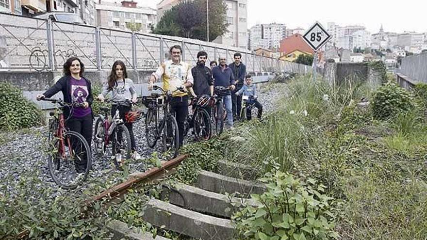 Integrantes de la asociación A Golpe de Pedal en las vías abandonadas a la altura de Mestre Chané. // A.V.