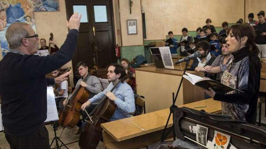 El director de la orquesta, Yuri Nasushkin, y la soprano Tina Gutiérrez, durante el ensayo de ayer.