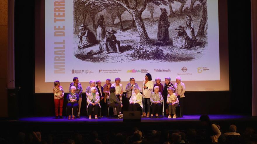 Unas 400 personas asisten al estreno del documental &#039;Mirall de Terra&#039; en Inca sobre las &#039;collidores d&#039;oliva&#039;