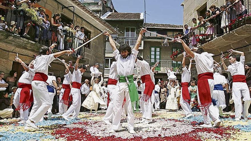 Danza das espadas e as penlas sobre alfombra floral na Festa da Coca de Redondela. // FdV