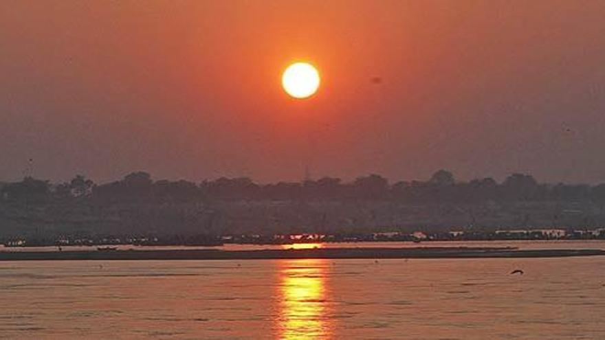 Una puesta de sol en Allahabad (India).