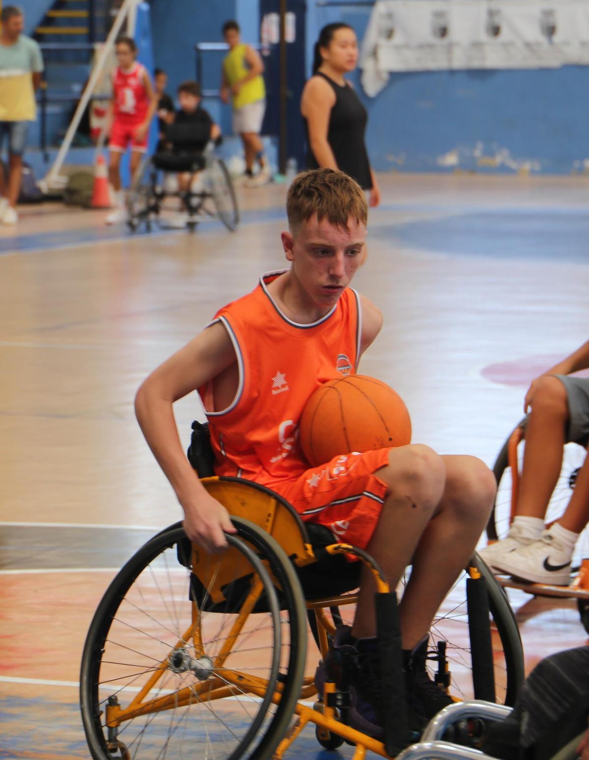 Roman Escrivà, del CB Genovés, en un partido de baloncesto en silla de ruedas.