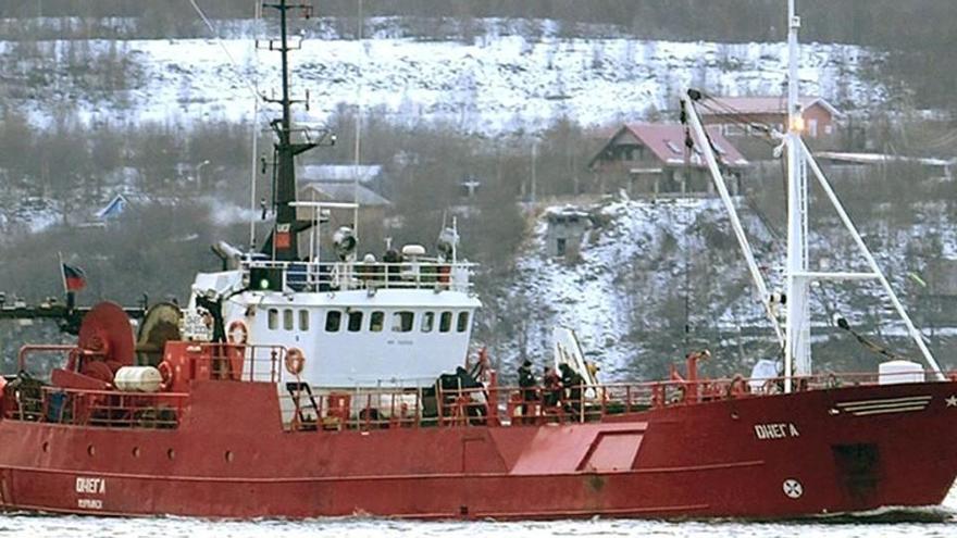 Imatge d&#039;un vaixell pesquer rus navegant pel mar de Barents