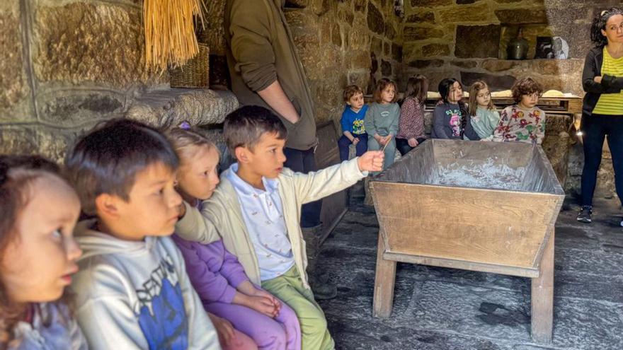 Los niños conocen cómo sehornea el pan.