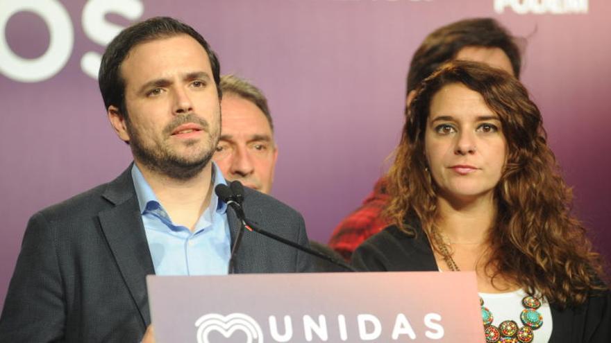 Alberto Garzón junto a Noelia Vera.