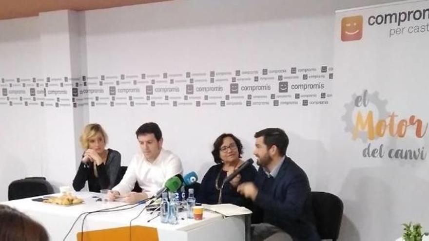 Verònica Ruiz, Ignasi Garcia, Ali Brancal y Enric Porcar, ayer en la sede de Compromís.