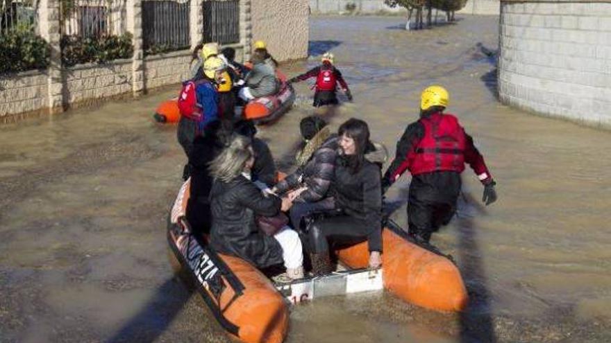 Los bomberos de Zaragoza no descartan mayores daños cuando baje el nivel del agua