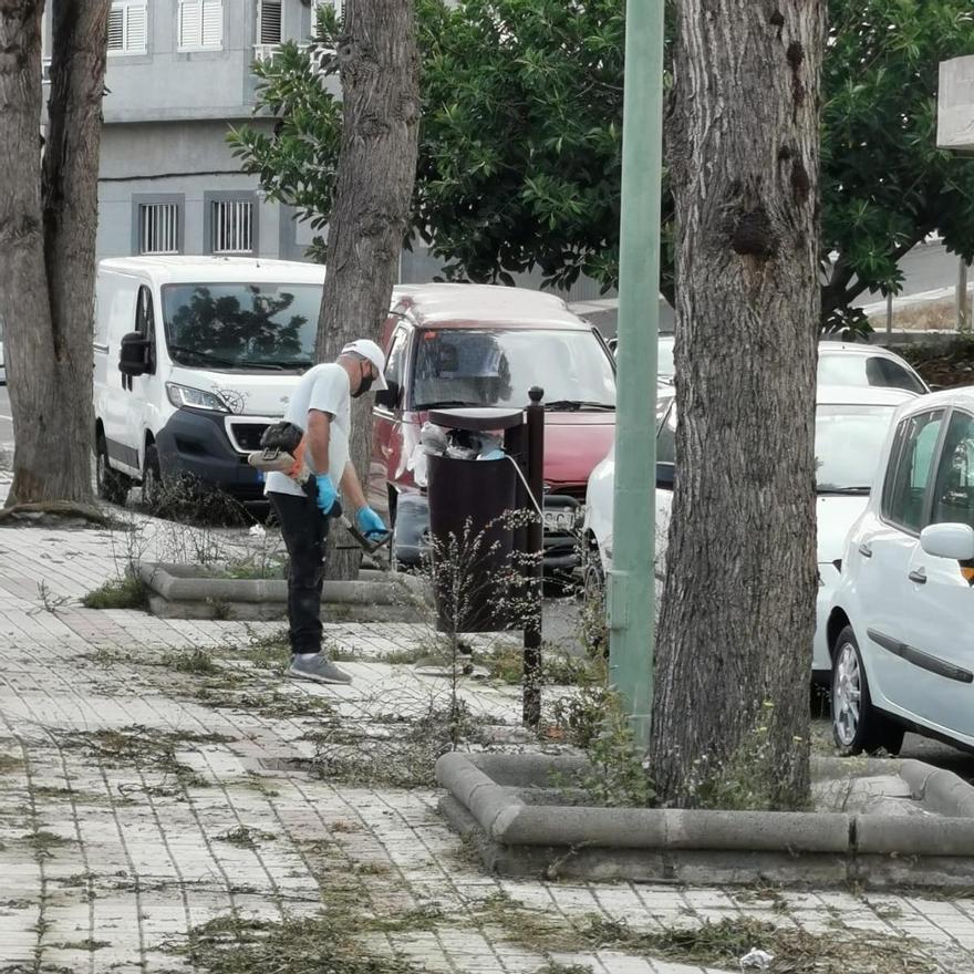 Los vecinos de Las Mesas limpian zonas del barrio