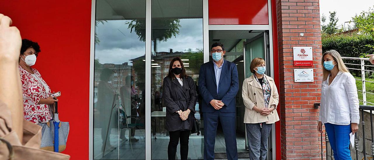 La concejala de Servicios Sociales, Nuria Delmiro; José Alberto Gabás, director de Saint-Gobain Glass en Avilés; la alcaldesa de Avilés, Mariví Monteserín, y Sonia Artime, coordinadora de Cáritas en Avilés.