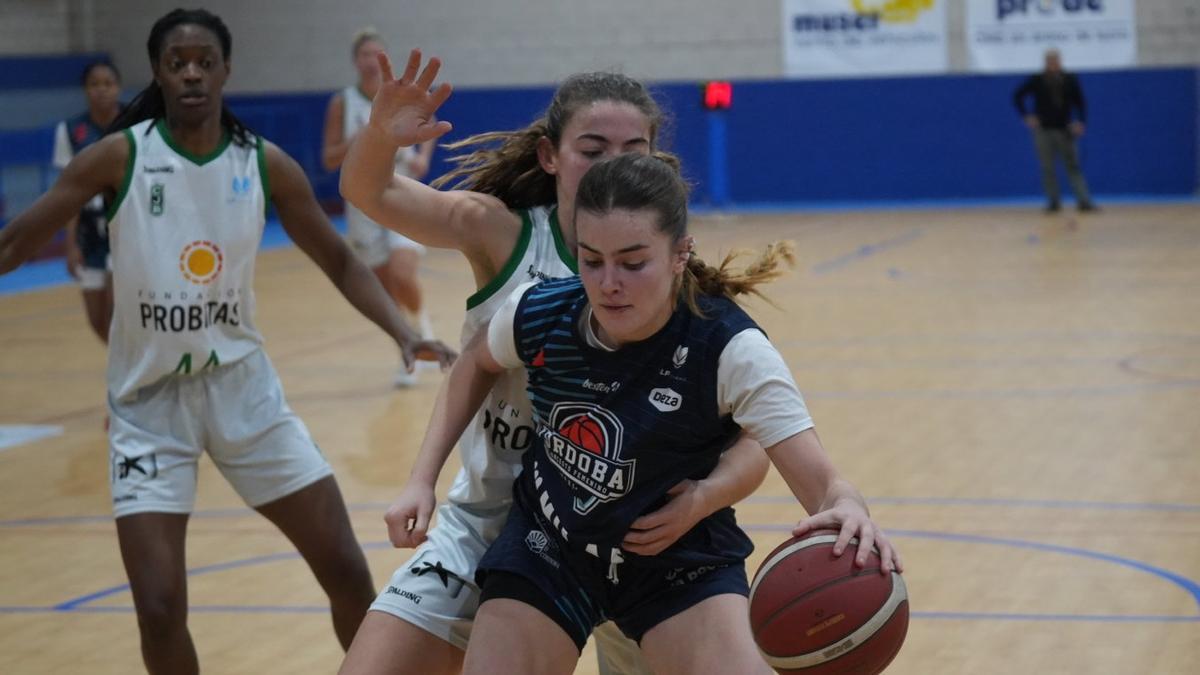 Ana Picos controla un balón en un partido de esta temporada.