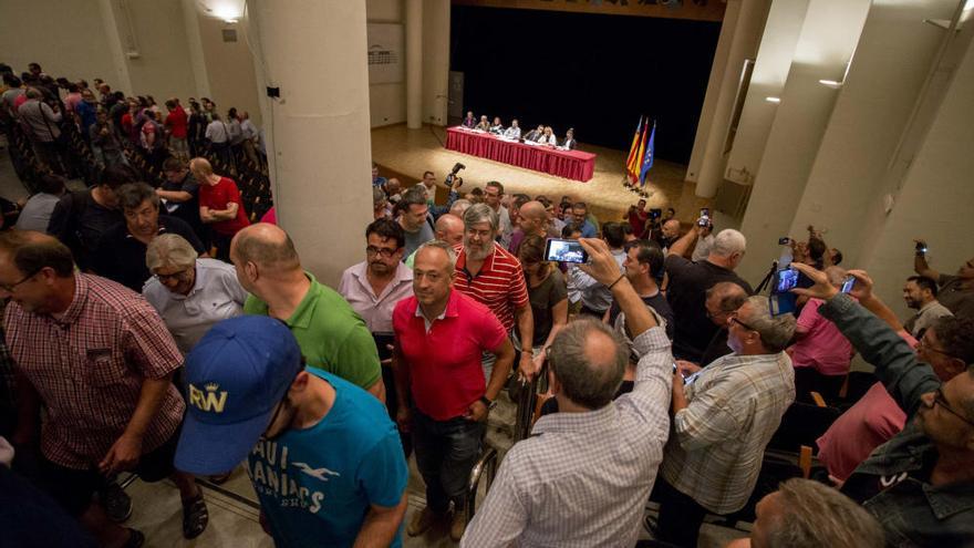 Los presidentes de falla protestan por la ausencia del concejal al grito de "Pere vete ya"