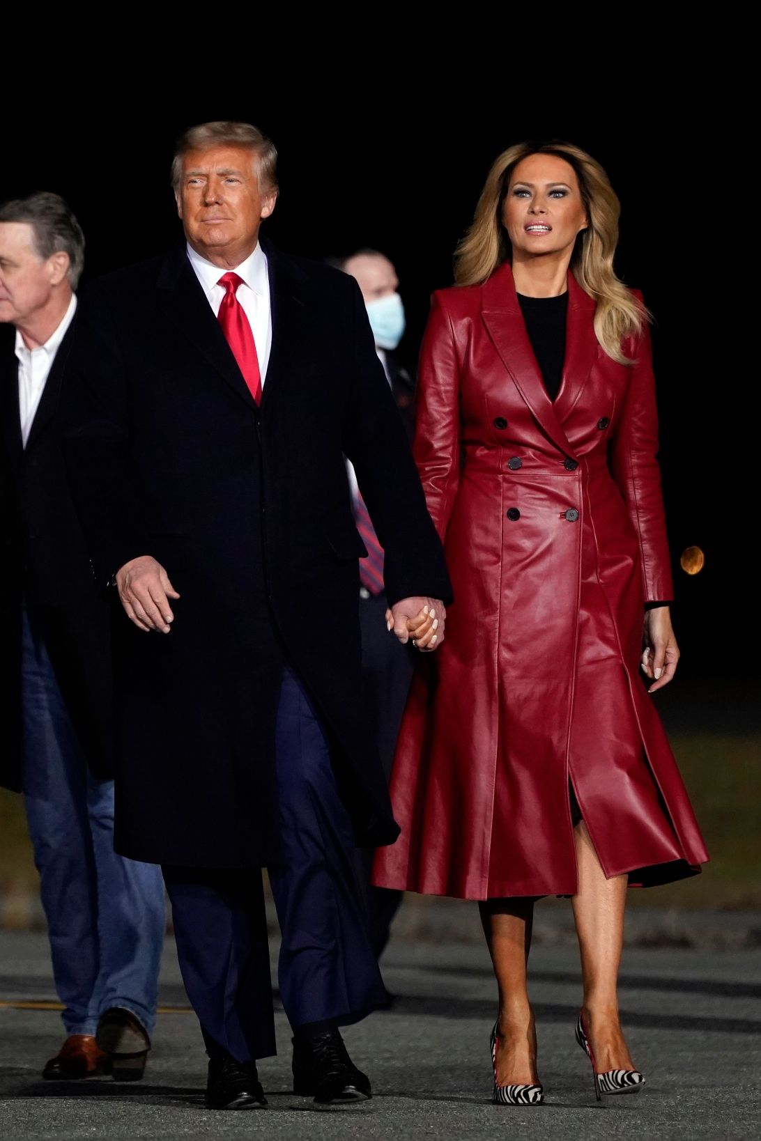 Melania Trump con abrigo rojo de piel junto a Donald Trump