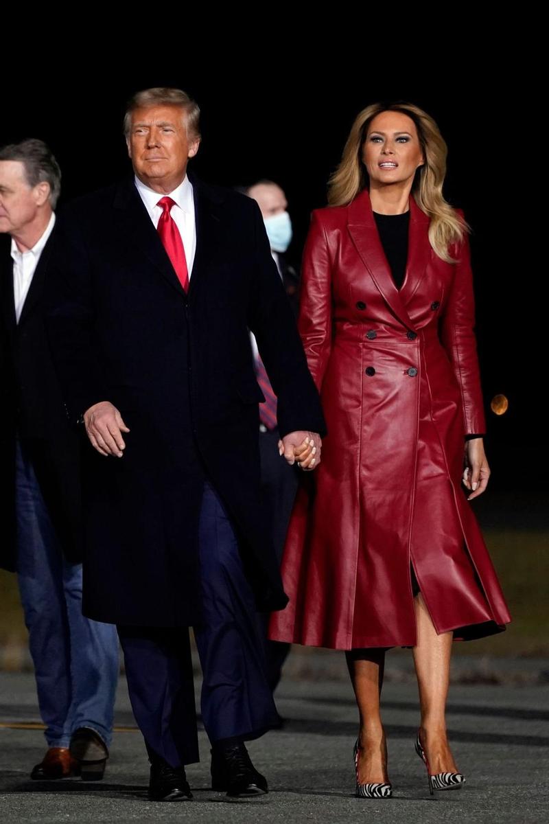 Melania Trump con abrigo rojo de piel junto a Donald Trump