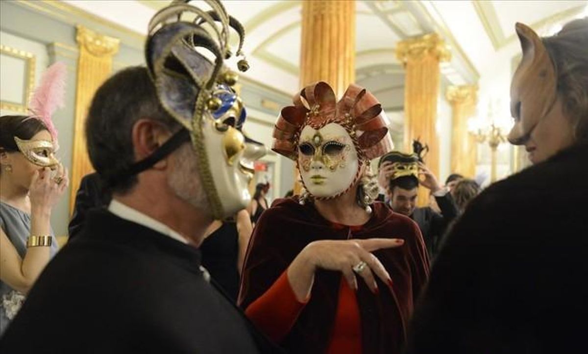 Varios invitados a la fiesta conversan a la entrada.