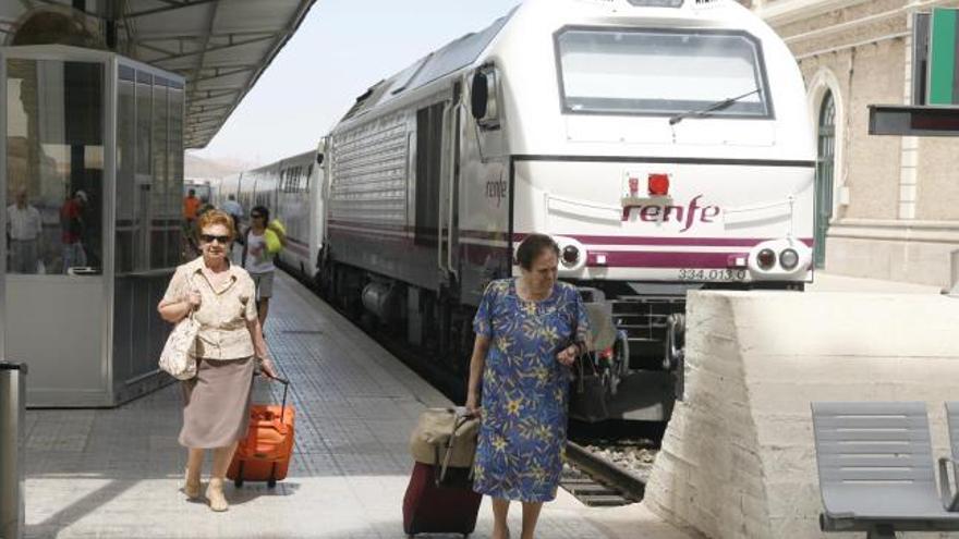 Los pasajeros que llegaron ayer a Cartagena en el tren que se vio afectado