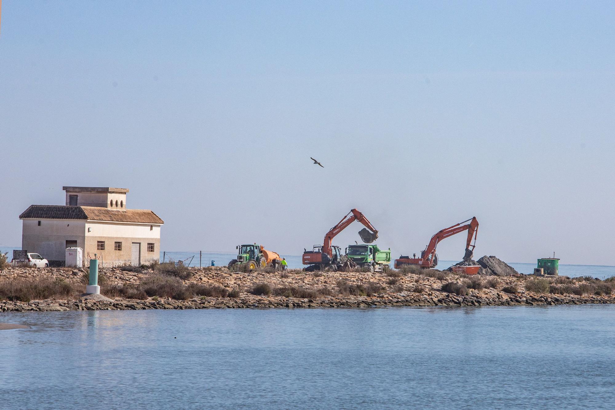 Visita de Ximo Puig a la desembocadura del Segura en Guardamar para anunciar los proyectos contra inundaciones