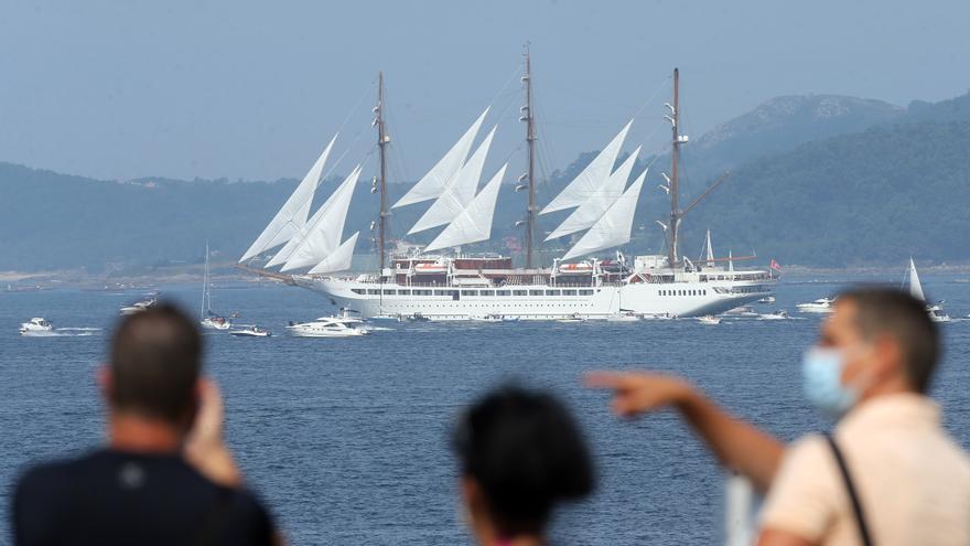 Vigo despide al segundo velero más grande del mundo