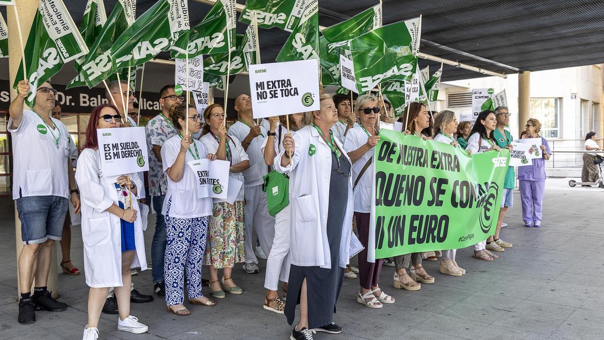 Protesta de enfermeras y fisioterapeutas en demanda del fin al recorte de sus pagas extraordinarias