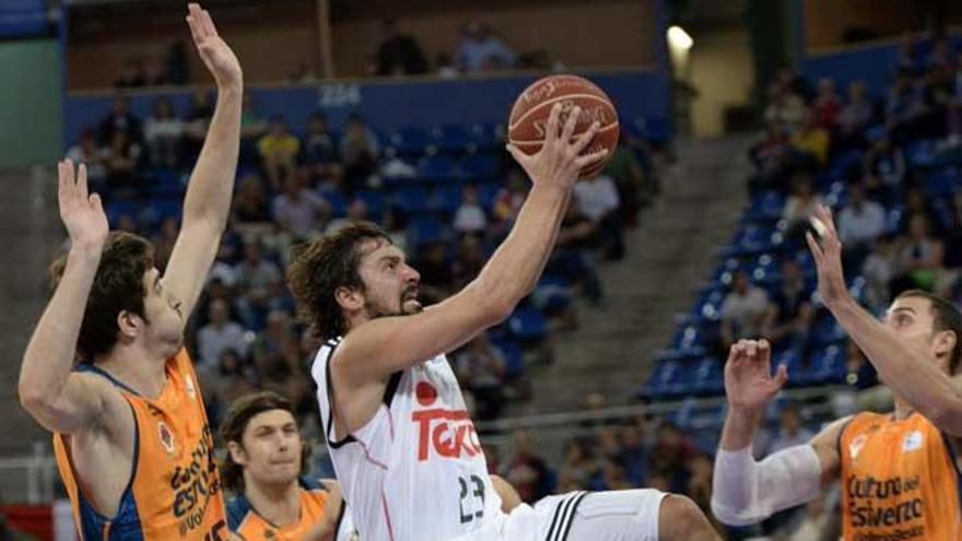 Sergio Llull lanza a canasta durante la semifinal.