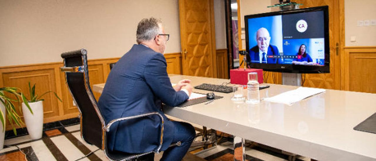 Ángel Víctor Torres y Francina Armengol, debaten por videoconferencia en los encuentros de Nueva Economía Forum, ayer.