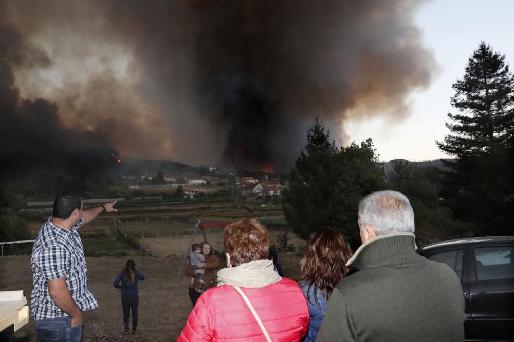 Un incendio obliga a desalojar casas en Mondariz