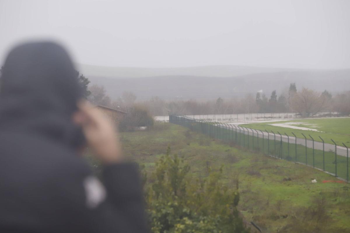 Un hombre observa las pistas del Aeropuerto de Córdoba durante las lluvias de este viernes.