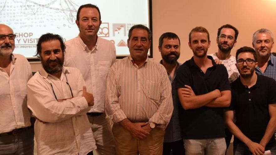 Los ponentes de la mesa redonda, miembros del COAIB y estudiantes del Foro Q9.