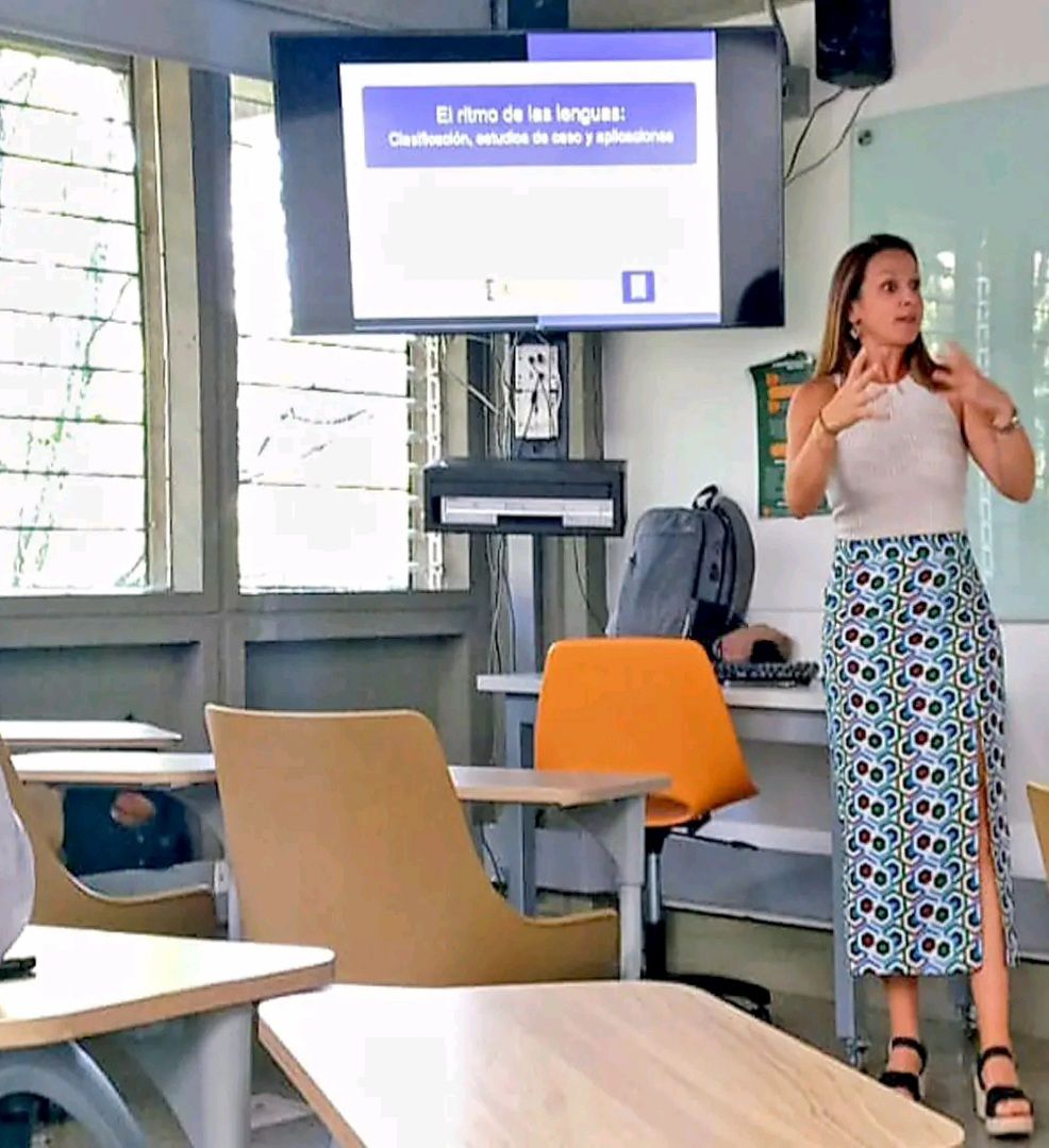 Rosalía Rodríguez, impartiendo clase en la Universidad de Antioquía, en Medellín.